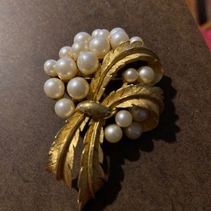 Vintage gold and faux pearl brooch